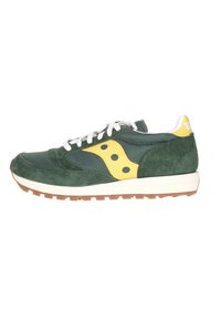 Sneaker verde in suede e mesh con accenti gialli. Presenta lacci bianchi e una suola marrone tessurizzata. Design a profilo basso.
