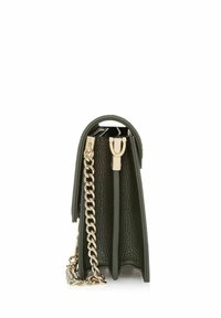 Oliwkowa skórzana torebka o strukturalnym kształcie, z złotym łańcuszkiem, zapięciem na klamrę na górze i teksturowaną powierzchnią.