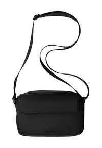 Sort crossbody taske lavet af glat materiale; rektangulær form med klaplukning, justerbar rem og udvendig syning.