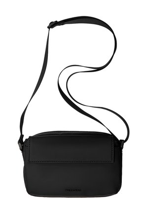 Sac bandoulière noir en matériau lisse ; forme rectangulaire avec un rabat, une sangle ajustable et des détails de couture externes.