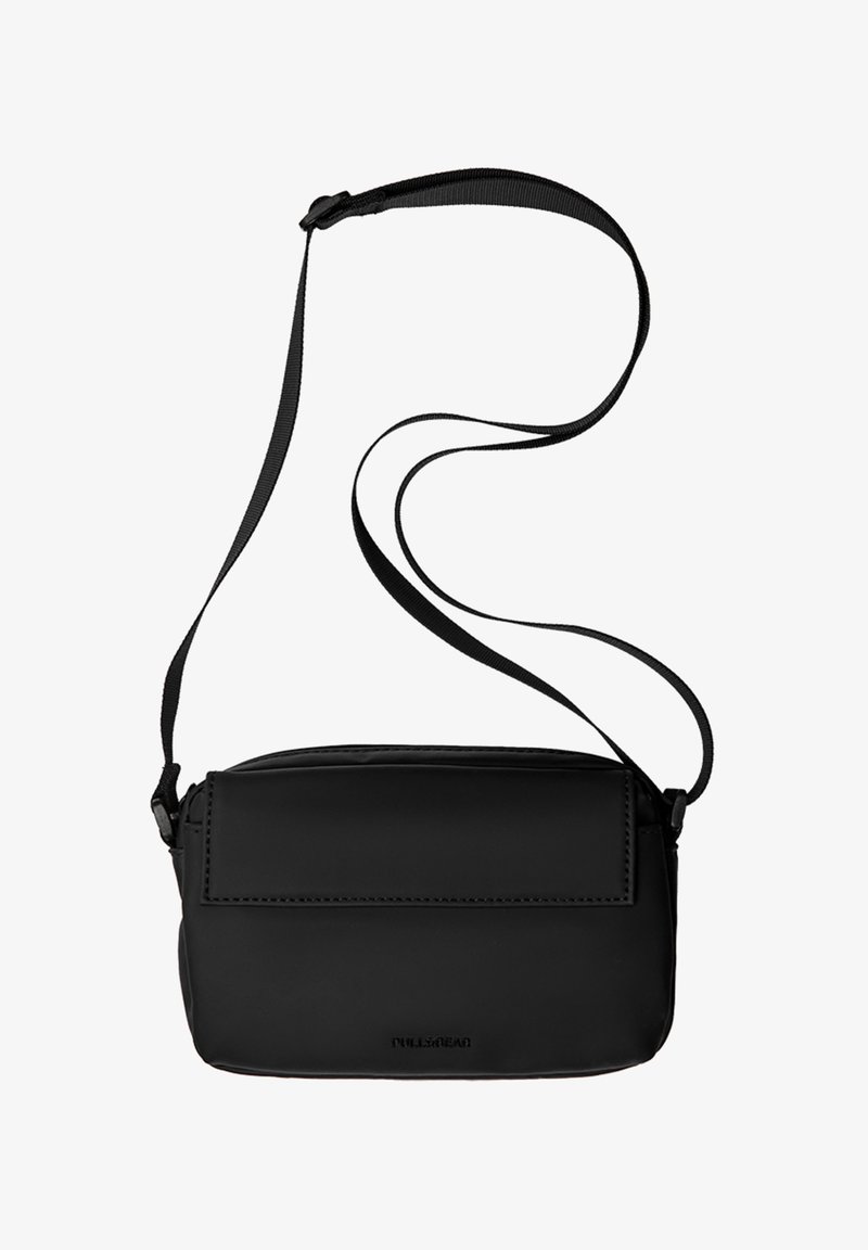 Sort crossbody taske lavet af glat materiale; rektangulær form med klaplukning, justerbar rem og udvendig syning.