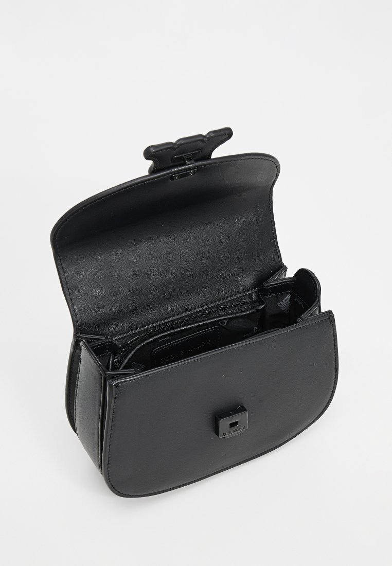 Schwarze Ledertasche mit runder Form, metallischem Verschluss und einem Innenfach mit Reißverschluss. Glatte Textur und minimalistisches Design. Geöffnet für bessere Sichtbarkeit.