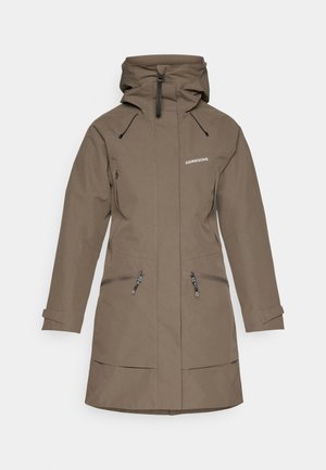 Parka impermeable marrón con capucha, cuenta con cremalleras frontales, puños ajustables y un logotipo en el pecho. Acabado de tela suave y mate.