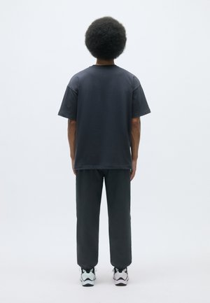 REDBOX TEE - Základné tričko - obsidian