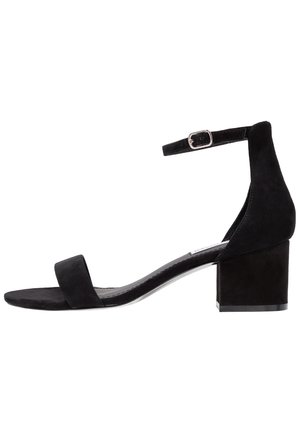 Czarna damska sandałka zamszowa na niskim obcasie typu słupek, z paskiem wokół kostki i otwartym noskiem.
