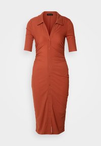 Robe crayon couleur rouille avec manches courtes, col à revers, boutons sur le devant et texture froncée sur les côtés. Tissu lisse, longueur genou avec une fente.