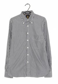Camicia a maniche lunghe a righe verticali blu navy e bianche, materiale in cotone, colletto button-down, taschino singolo con cuciture bianche.