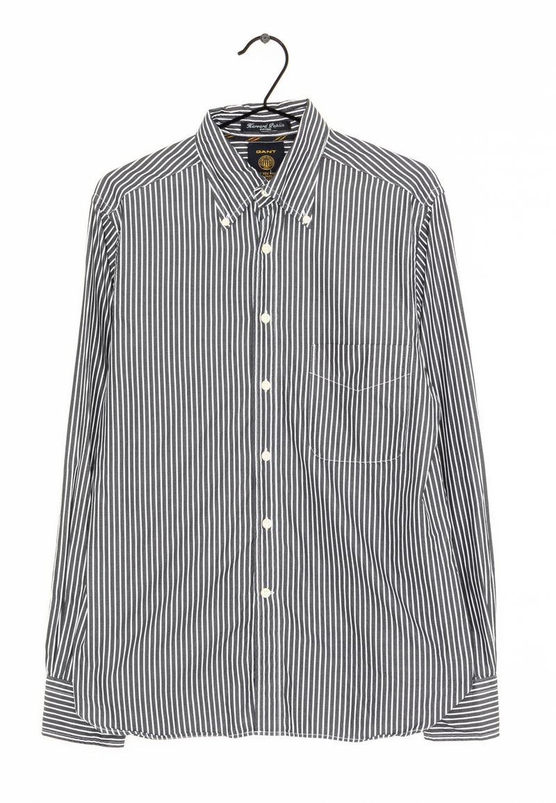 Camicia a maniche lunghe a righe verticali blu navy e bianche, materiale in cotone, colletto button-down, taschino singolo con cuciture bianche.