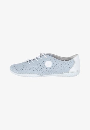 Zapato casual azul claro con suela y cordones blancos, con patrones perforados y una placa de logo blanca redonda en el lateral.