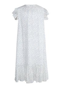 Hvid kjole med lys blå blomsterprint, flæseærmer, rund halsudskæring og en tiered kant, lavet af blødt, letvægtsstof.