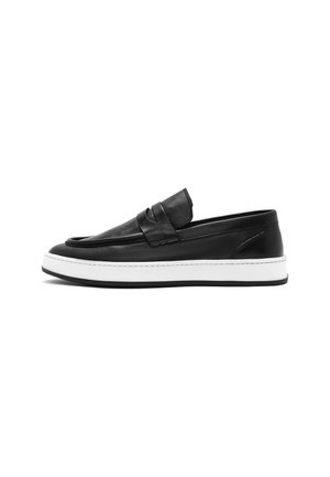 Mocassino slip-on in pelle nera con suola in gomma bianca e dettaglio a fascia sulla parte superiore, mostrato di profilo su sfondo bianco.