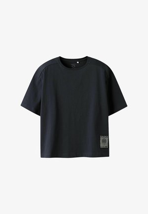 T-shirt noir à manches courtes avec col rond et petite écusson graphique « Happy World » près de l'ourlet inférieur sur le côté droit avant.