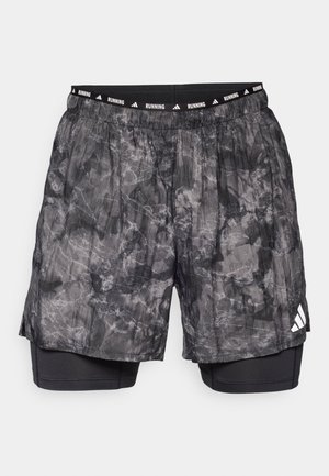 Short de course avec un design en couches présentant un motif abstrait noir et gris, une taille élastique et des accents de marque.