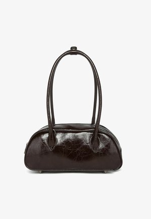 Borsa in pelle marrone screpolata di forma ovale, con due manici arrotondati e piccoli piedini in metallo. Presenta una chiusura con zip lungo la parte superiore.