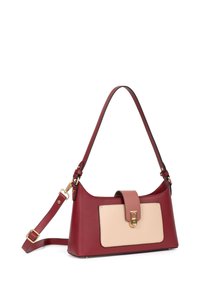 Borsa a tracolla rossa in pelle con patta beige, hardware dorato, tracolla regolabile e forma strutturata. Superficie testurizzata con dettagli di pannello a contrasto.