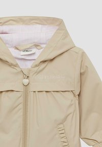 Beige, leichte Jacke mit Kapuze, Reißverschluss mit herzförmigem Ziehverschluss und gestreiftem Innenfutter. "s.Oliver"-Logo auf der Vorderseite.