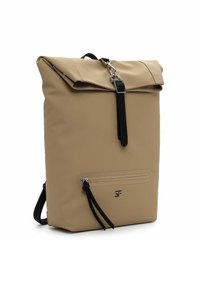 Beige Rolltop-Rucksack aus strapazierfähigem Material, mit einem schwarzen Riemen und silbernem Beschlag, einer Reißverschlusstasche auf der Vorderseite und einem minimalistischen Logo.