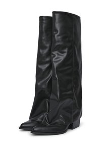 Stivali alti neri in pelle con un design morbido. Punta a punta e tacco basso a blocco. Texture liscia e dettagli di cucitura a contrasto.