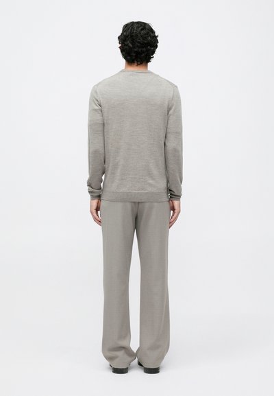 Suéter cinza claro e calças a condizer, com mangas longas, punhos canelados e corte ajustado. Textura suave e cor neutra.