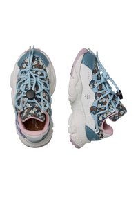 Blå och vita sneakers med blommönster, strukturerade sulor, elastiska snören och rosa accenter. Rundad tå och vadderad insida.