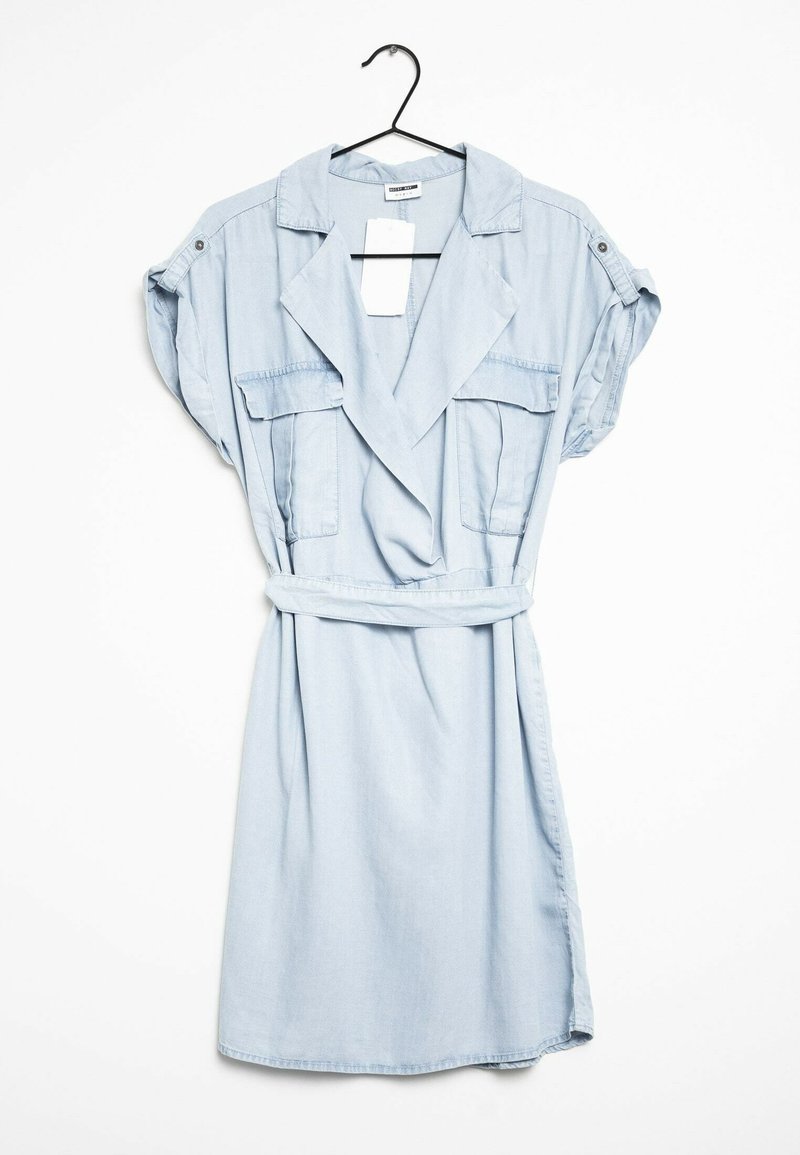Svetle modré šambré šaty s krátkými rukávy, opaskem v pase, dvěma náprsními kapsami a klopovým límcem. Hladká textilie s volným střihem.