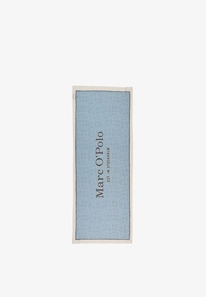 Sciarpa rettangolare azzurro chiaro con un sottile bordo nero e testo "Marc O'Polo Est. in Stockholm" stampato verticalmente in nero.