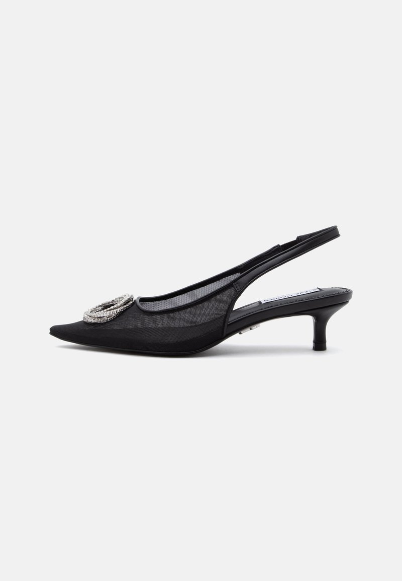 Chaussure slingback en mesh noir avec petit talon kitten et grande boucle décorative argentée sur l'avant-pointu.