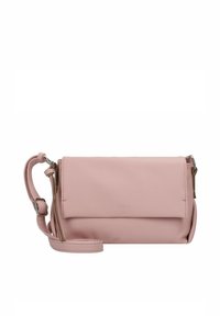 Bolso bandolera de cuero rosa con una superficie texturizada, cierre de solapa y correa ajustable. Presenta un logo sutil en la parte frontal.