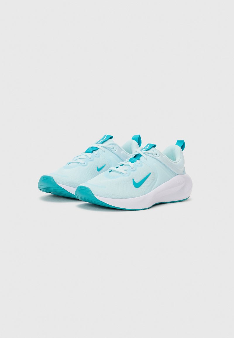 Zapatillas deportivas de color azul claro con acentos en turquesa, parte superior de malla ligera, puntera redondeada y suela blanca acolchada.