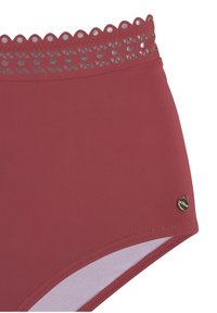 Hochgeschnittene Bikinihose in tiefrot mit einem gewellten, durchbrochenen Taillenbund und einem goldenen Logo-Detail an der Seite. Glatte Stoffoberfläche.
