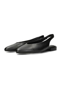 Scarpe slingback in pelle nera con punta affusolata, tacco piatto e texture liscia; presentano un retro aperto e un design minimalista.