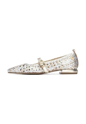 Scarpa bassa con materiale intrecciato metallico in tonalità oro e argento. Presenta una punta appuntita e un cinturino con un piccolo dettaglio di fibbia.