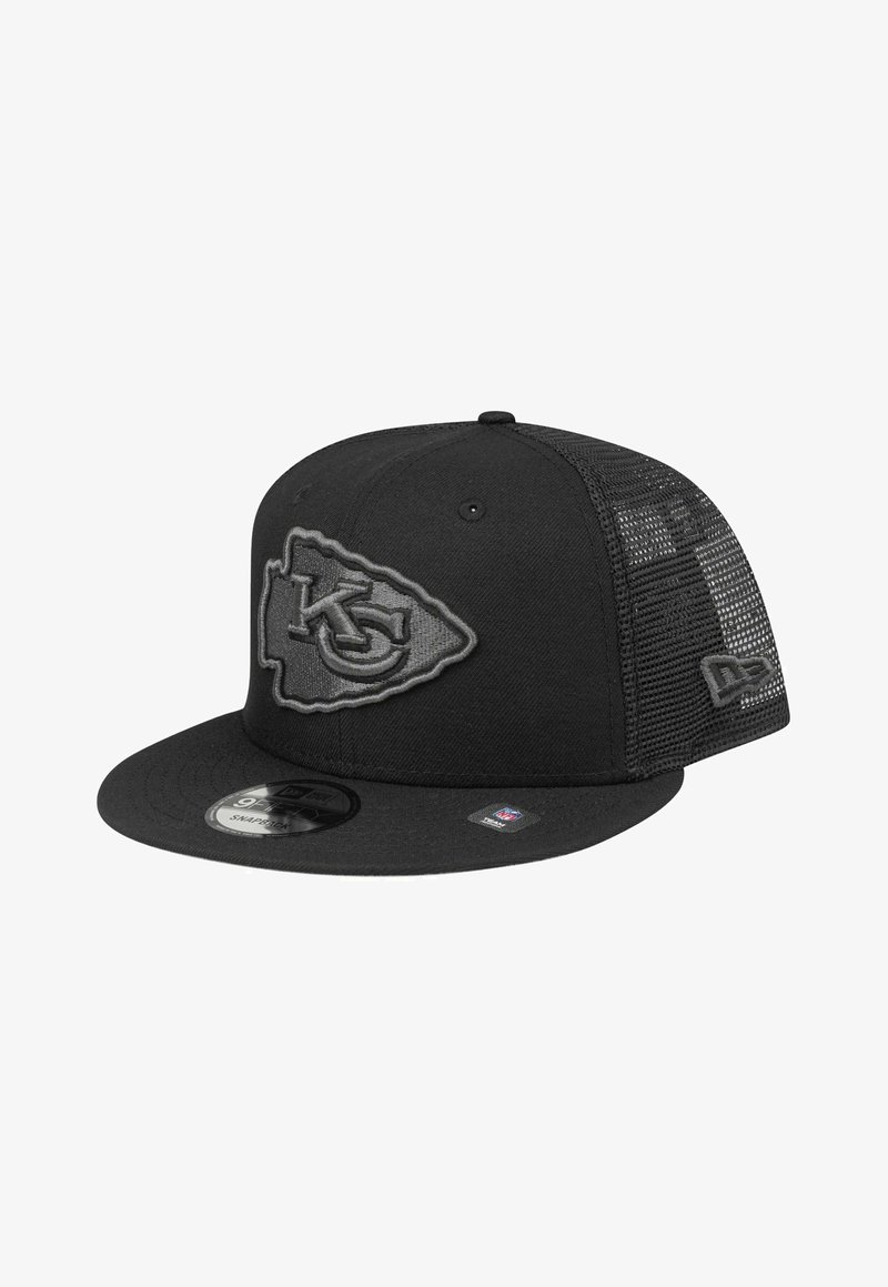 Casquette snapback noire avec arrière en mesh et logo en relief des Kansas City Chiefs sur le panneau avant.