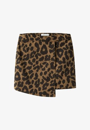 Brązowo-czarna spódnica w panterkę z asymetrycznym dołem i elastycznym pasem, rozłożona na płasko na białym tle.