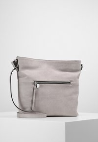 Grå syntetisk läderaxelväska med en justerbar rem, ett framfickas med dragkedja och en slät yta. Har en minimalistisk design.