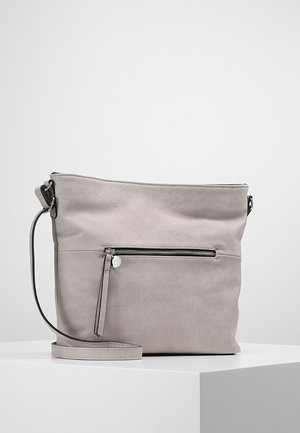 Borsa a tracolla in pelle sintetica grigia con cinturino regolabile, tasca frontale con zip e texture liscia. Presenta un design minimalista.