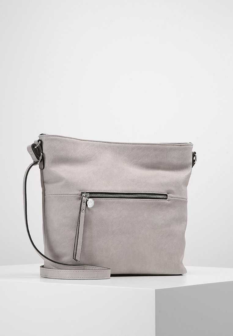 Grå syntetisk läderaxelväska med en justerbar rem, ett framfickas med dragkedja och en slät yta. Har en minimalistisk design.