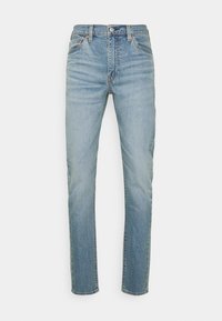 Jeans de denim azul claro con un corte recto, ligero desgaste, diseño de cinco bolsillos y cierre de botón metálico en la cintura.