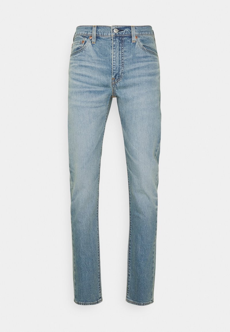 Jeans de denim azul claro con un corte recto, ligero desgaste, diseño de cinco bolsillos y cierre de botón metálico en la cintura.