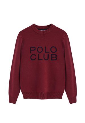 Rød strikket sweater med rund hals, med teksten "POLO CLUB" i mørkeblå. Ribstrikkede ærmekanter og kant, med en tekstureret stoffinish.