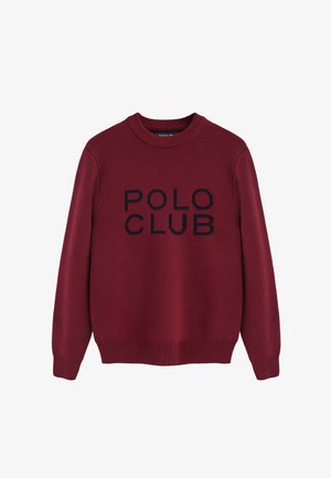 Rød strikket sweater med rund hals, med teksten "POLO CLUB" i mørkeblå. Ribstrikkede ærmekanter og kant, med en tekstureret stoffinish.