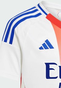 Fotbalový dres Adidas v bílé barvě s modrými a oranžovými akcenty. Má tři modré pruhy na ramenou a strukturovaný design látky.