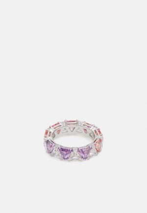 Bague en argent ornée de pierres précieuses triangulaires violettes, transparentes et roses alternées, disposées tout autour de l'anneau sur un fond blanc.