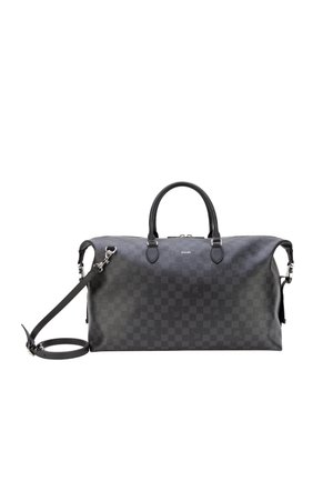Schwarze karierte Leder-Duffel-Tasche mit zwei Griffen, abnehmbarem Schulterriemen und kleinem silbernem Logo in der vorderen Mitte.