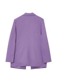 Blazer viola con un design su misura, caratterizzato da revers a punta, doppia spacco e una texture del tessuto liscia. Vista posteriore mostrata.