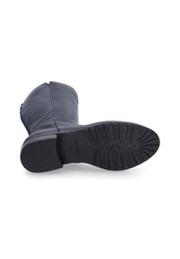 Botte noire en cuir, arrivant au genou, avec un bout rond, fermeture éclair sur le côté et semelle en caoutchouc texturée présentant un motif.