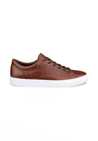 Baskets basses en cuir marron avec des lacets brun foncé et une épaisse semelle en caoutchouc blanche, vues de profil droit.