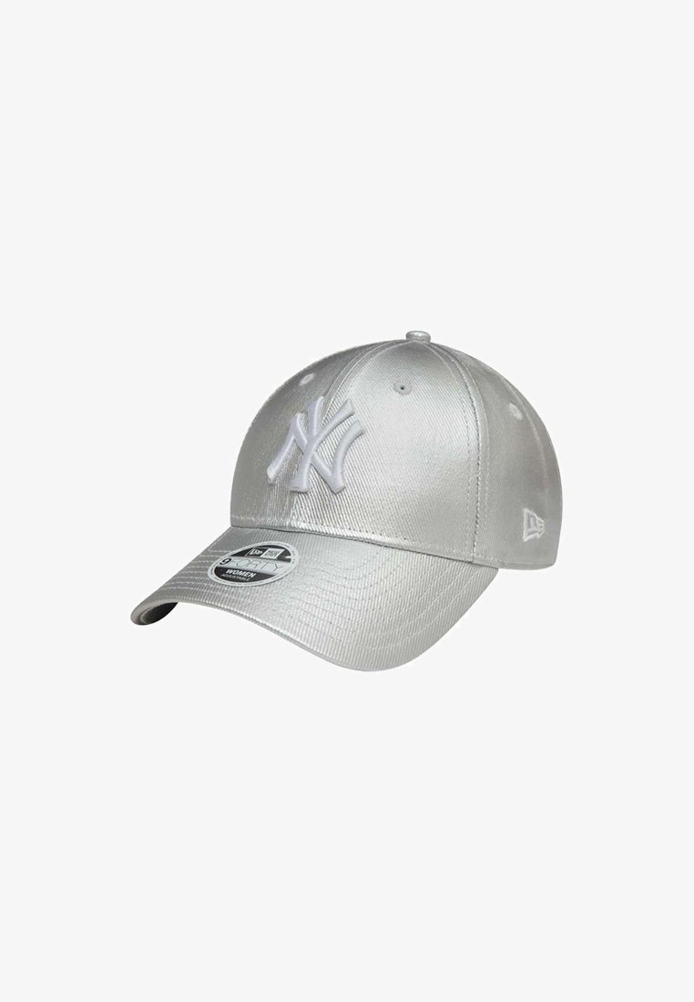 Casquette de baseball argentée en tissu texturé, arborant un logo "NY" en relief blanc à l'avant et une visière incurvée.