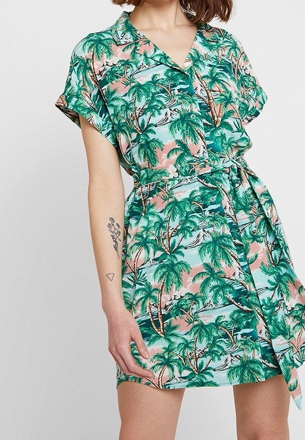 Robe à manches courtes en tissu léger, dotée d'un imprimé de palmiers vibrant en vert et rose sur fond bleu, cintrée à la taille.