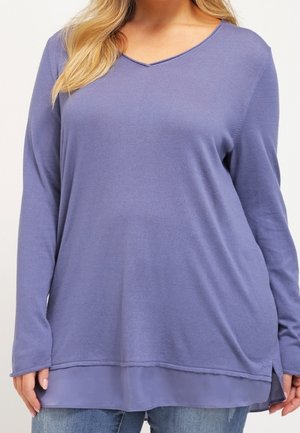 Maglione a maniche lunghe con scollo a V in morbido tessuto viola, con orlo sovrapposto, dotato di una leggera sottoveste e una vestibilità comoda.
